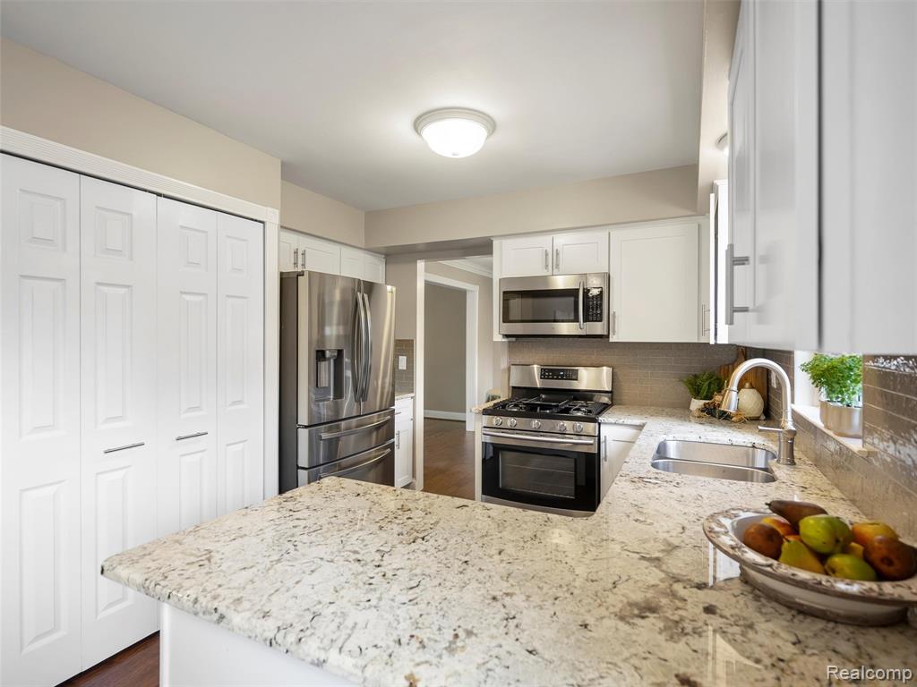 864 Dressler Lane, Rochester Hills, MI 48307 — Photo 20