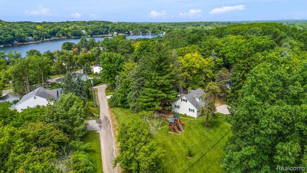 8110 W CIRCLE Drive, Clarkston, MI 48348 — Photo 6