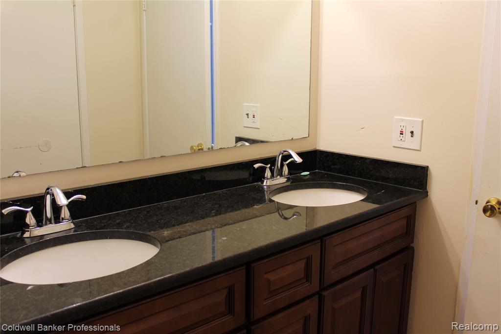 6586 CARRIAGE HILLS Drive, Canton, MI 48187 — Photo 22