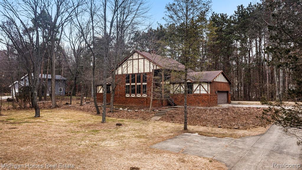 885 Rustic Village Lane, Lake Orion, MI 48362 — front exterior