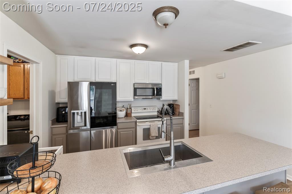 729 Amberly Dr, C, Waterford, MI 48328 — Photo 12