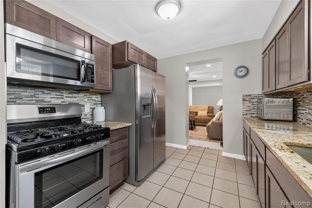 826 Goddard Street, Wyandotte, MI 48192 — Photo 9