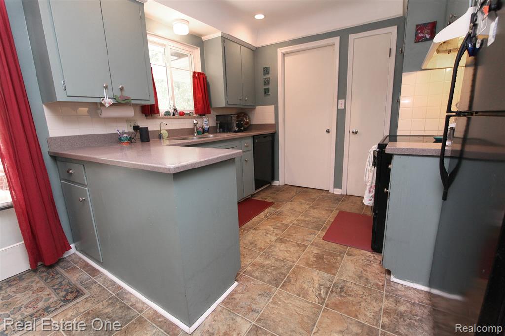 483 Rochdale Drive S, Rochester Hills, MI 48309 — Photo 13
