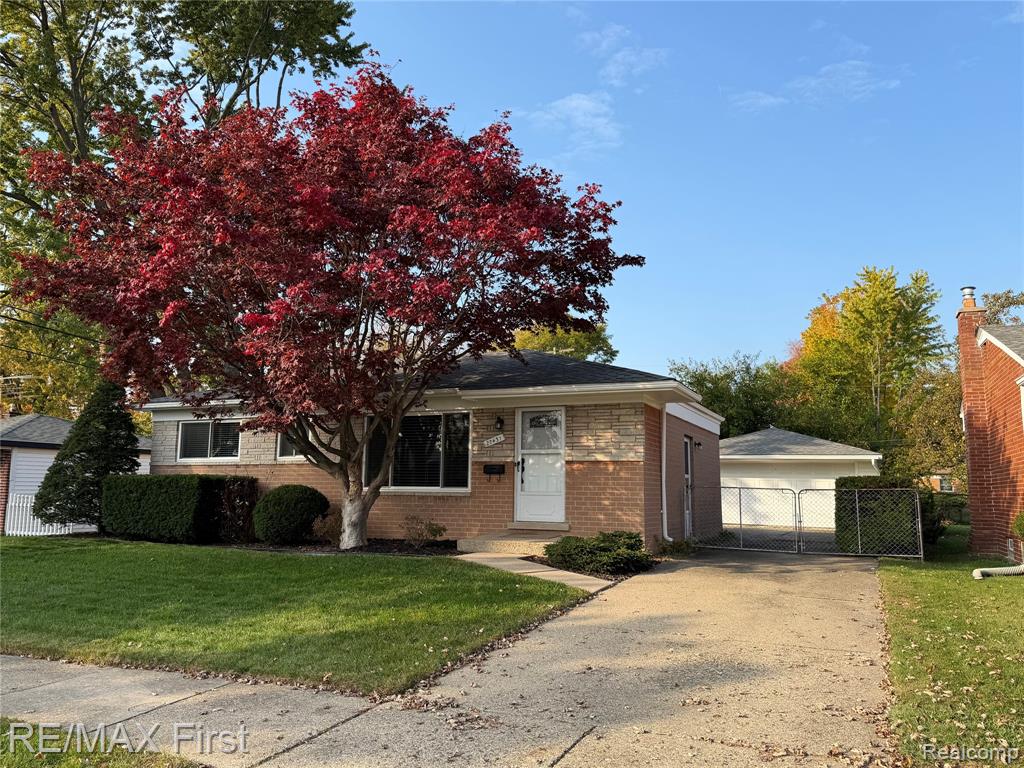 27431 Strathmoor Drive, Warren, MI 48092