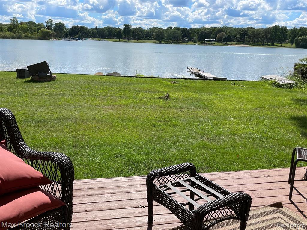 5111 ELIZABETH LAKE Road, Waterford, MI 48327 — Photo 2