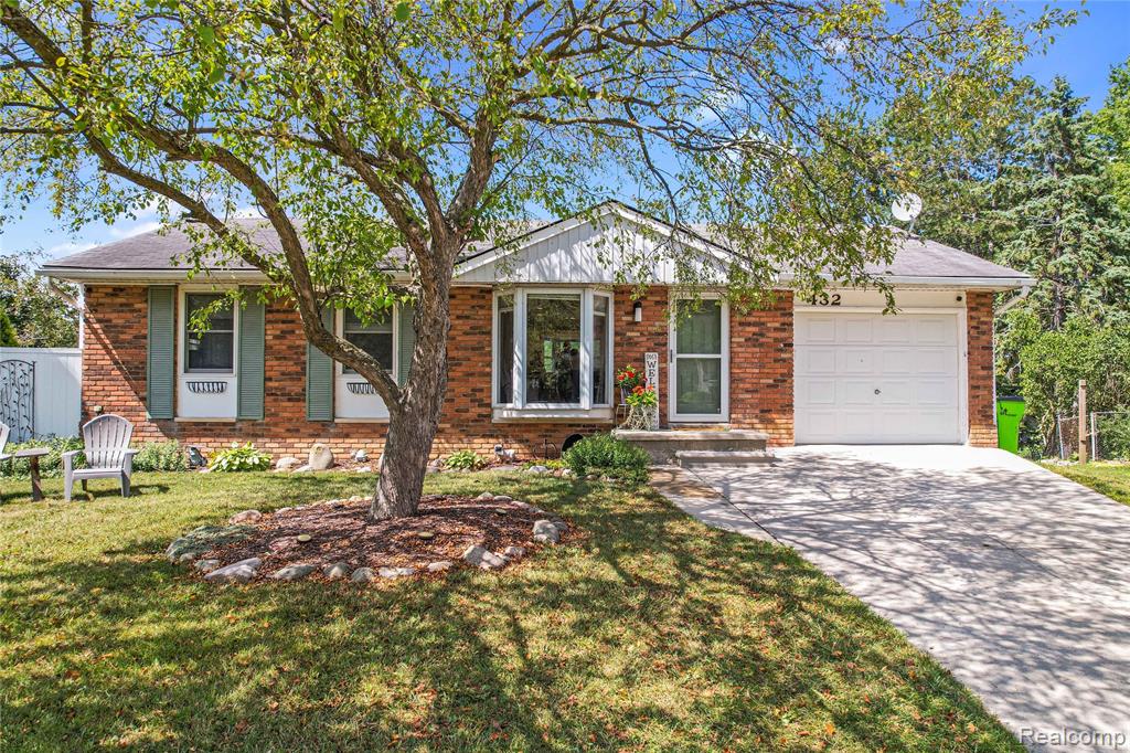 432 Lyon Court, South Lyon, MI 48178