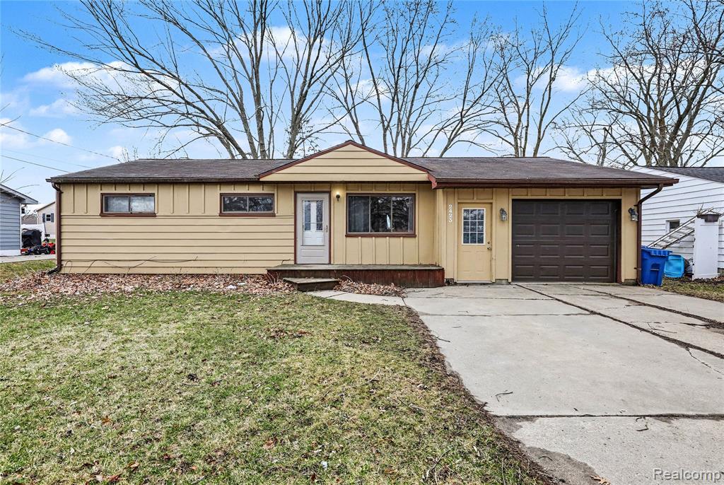 2423 N Long Lake Road, Fenton, MI 48430 — front exterior