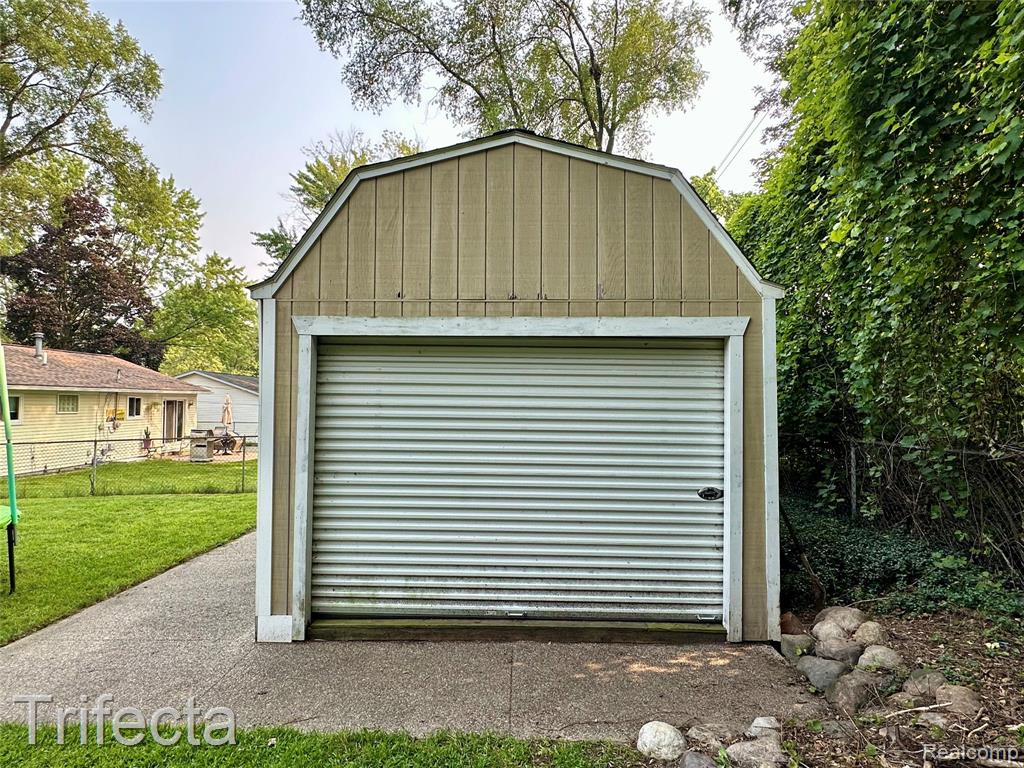 47555 Dequindre Road, Rochester Hills, MI 48307 — Photo 27