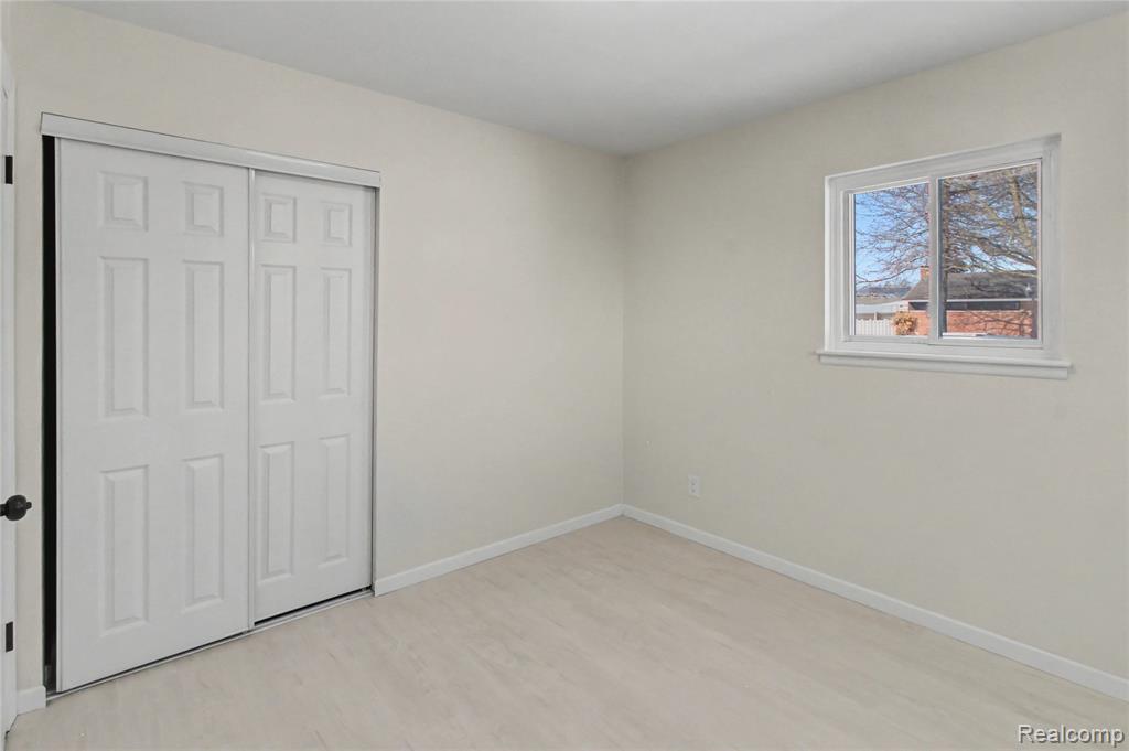 26923 Constance Avenue, Dearborn Heights, MI 48127 — Photo 18
