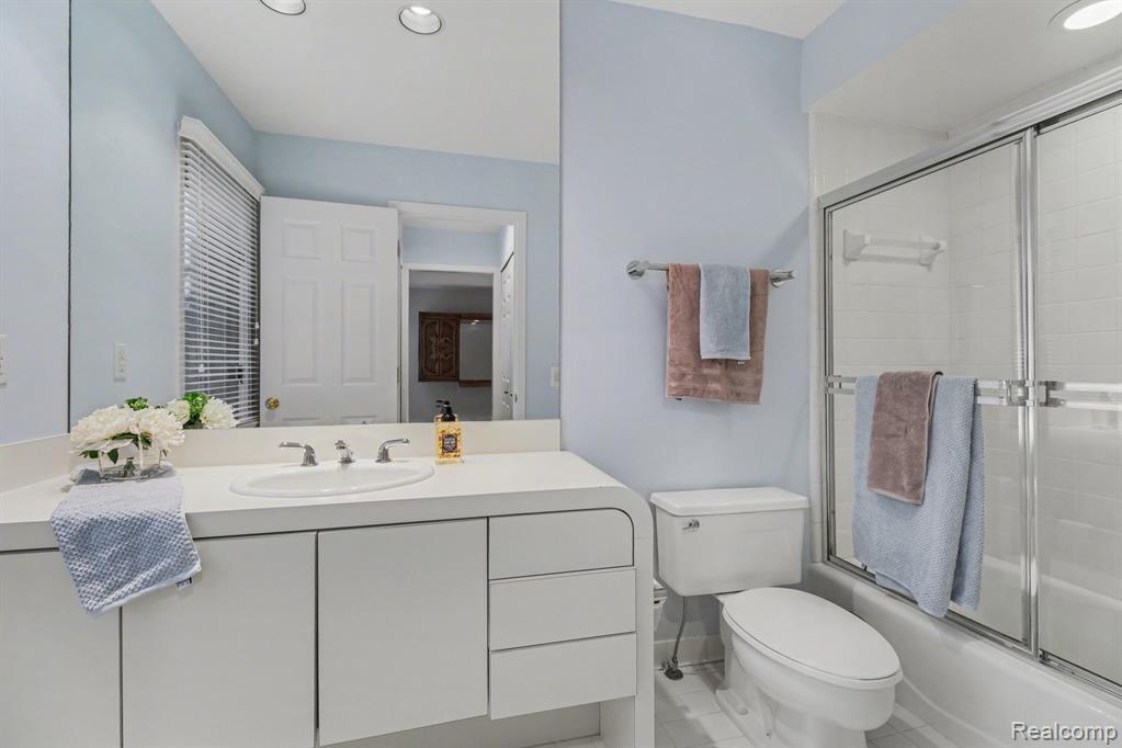 5080 Mirror Lake Court, West Bloomfield, MI 48323 — Photo 25