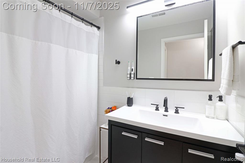 4354 Berkshire Drive, Sterling Heights, MI 48314 — Photo 17