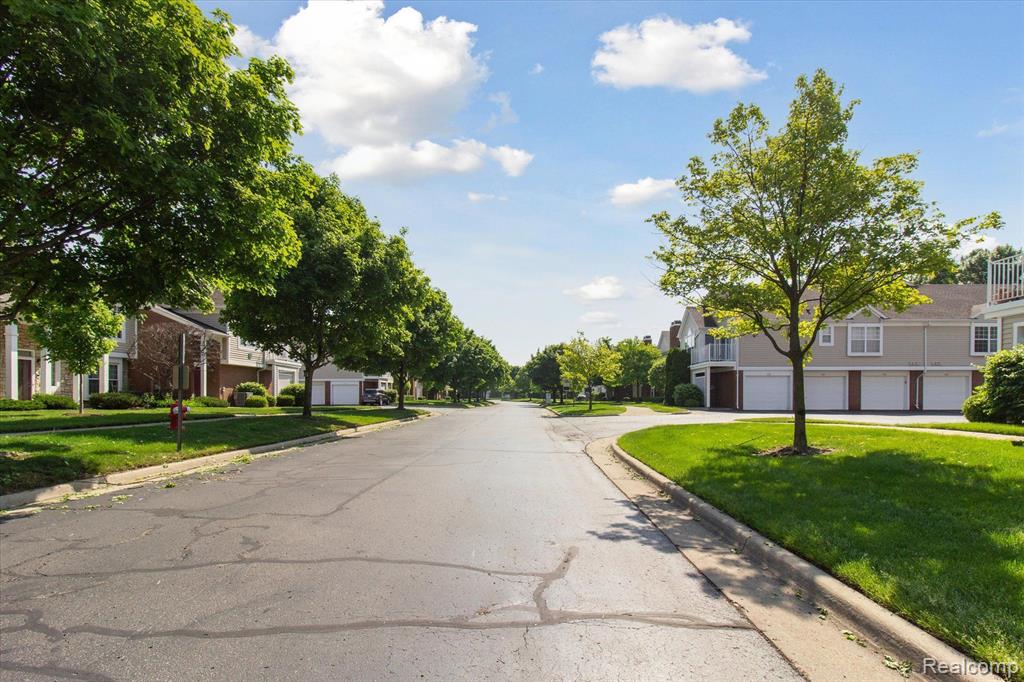 4174 BERKSHIRE Drive, Sterling Heights, MI 48314 — Photo 35