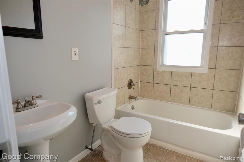 646 E DALLAS Avenue, Madison Heights, MI 48071 — Photo 8