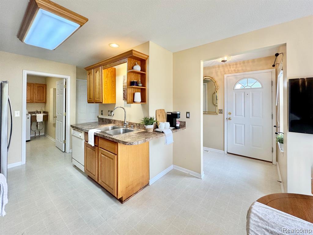 6349 Kings Court, Flushing, MI 48433 — Photo 6