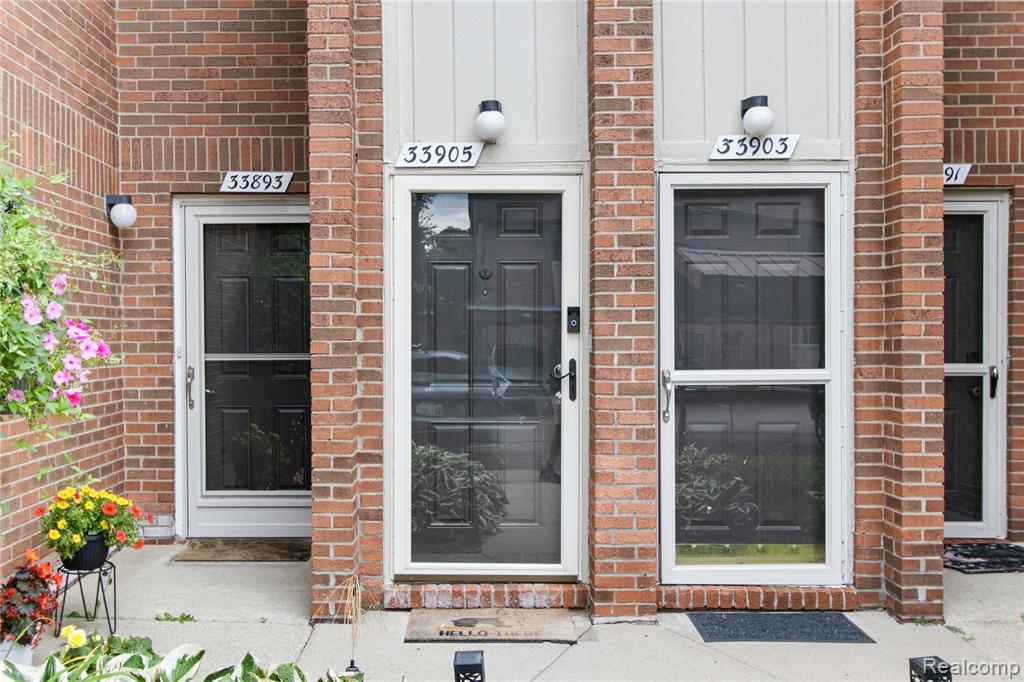 33905 Pondview Circle, Livonia, MI 48152 — Photo 4