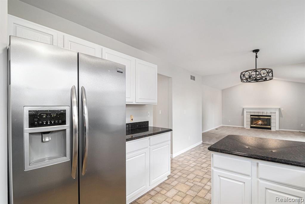 855 DRAKESHIRE Drive, Walled Lake, MI 48390 — Photo 14