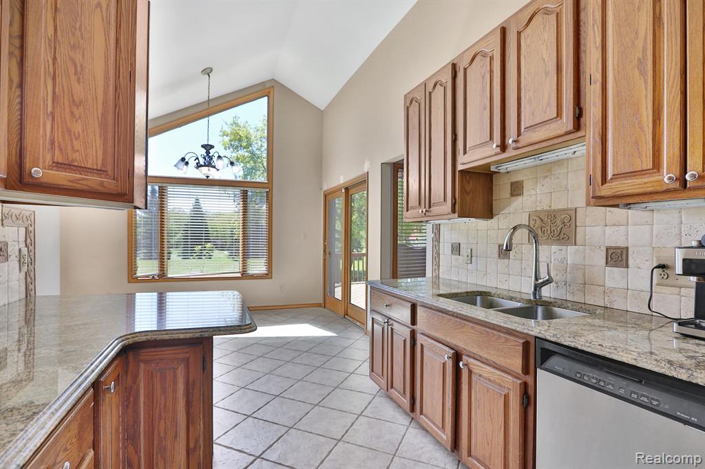 53201 MARANATHA Lane, Wixom, MI 48393 — Photo 10