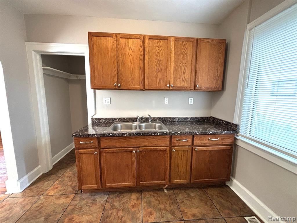 536 E Jarvis Avenue, Hazel Park, MI 48030 — Photo 6