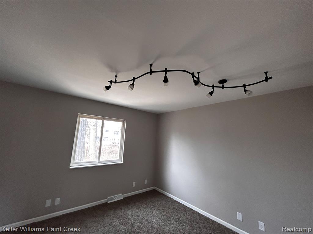 5832 OPALINE Drive, Waterford, MI 48327 — Photo 12