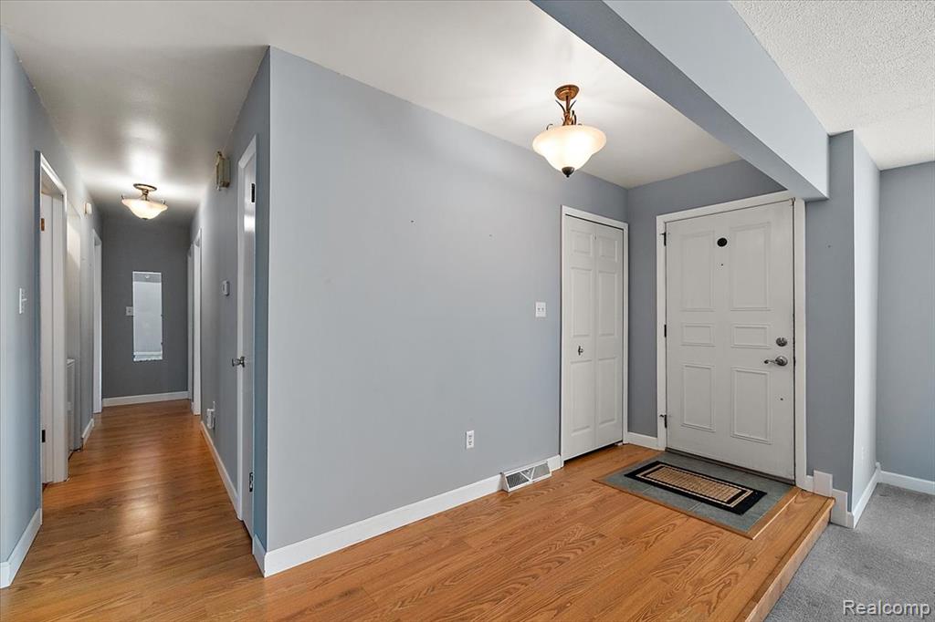 2947 SUN TERRACE Drive, Hartland, MI 48353 — Photo 8