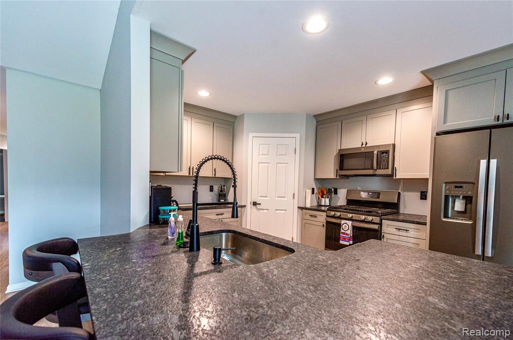 3982 Ontario Drive, Auburn Hills, MI 48326 — Photo 3
