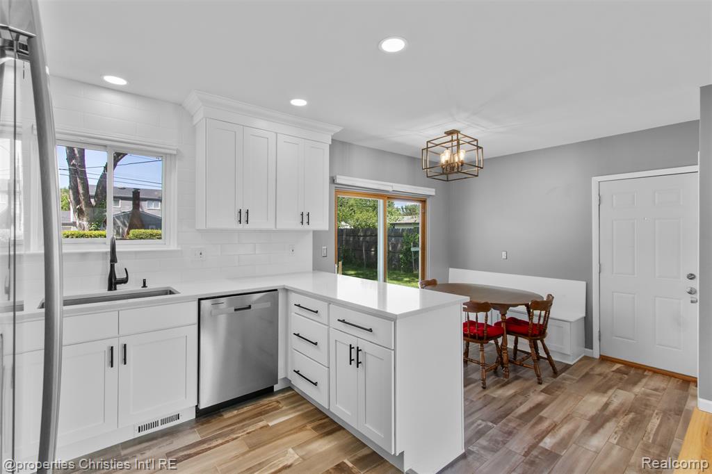 8439 Doncaster Drive, Sterling Heights, MI 48312 — Photo 9