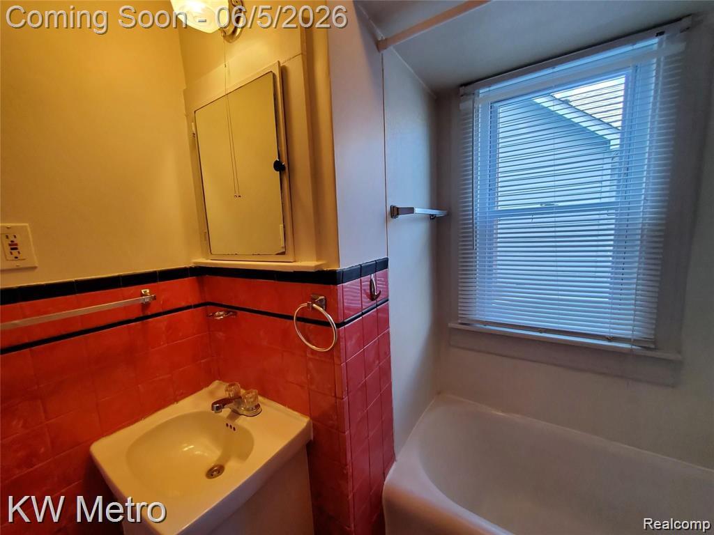 27096 Hampden Street, Madison Heights, MI 48071 — Photo 5