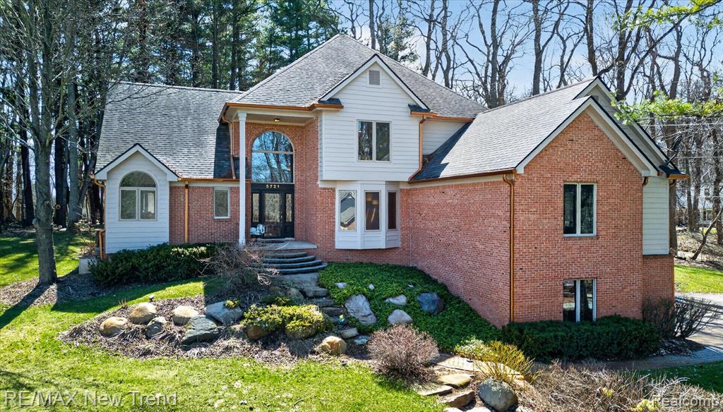 5721 Coralwood Court, Commerce Twp, MI 48382 — Photo 2
