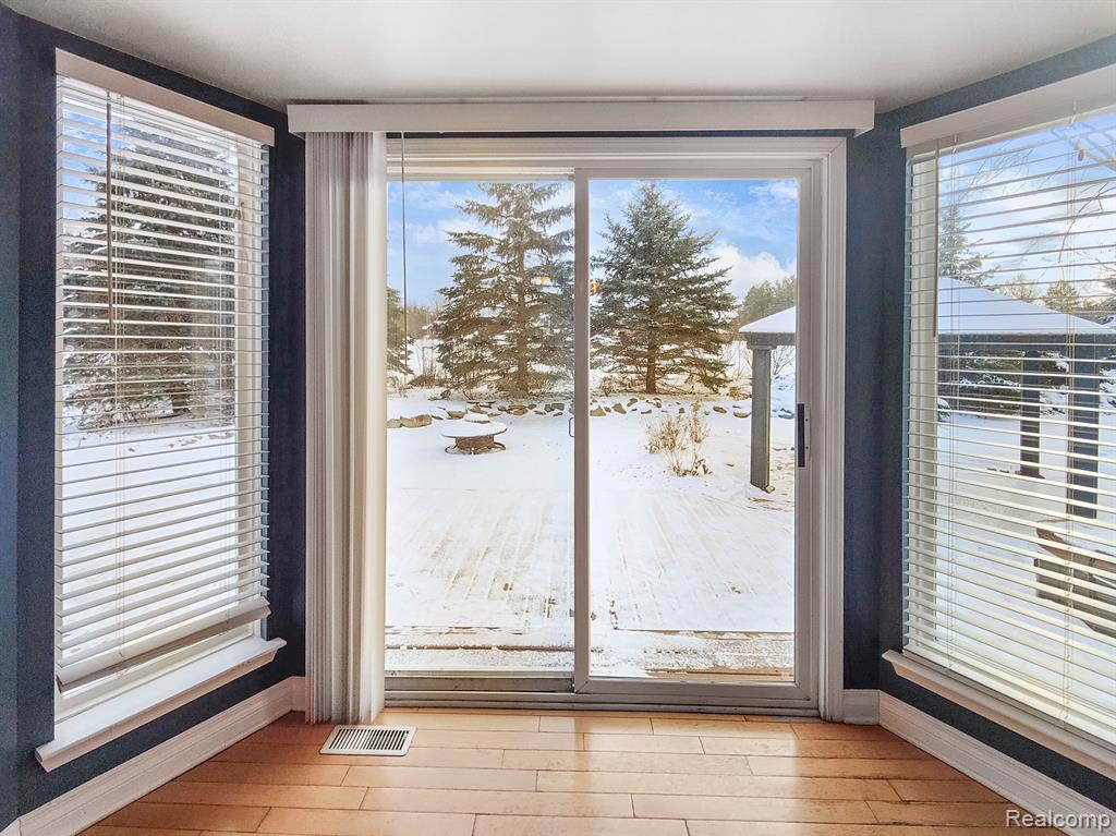 7165 WESTMINSTER Circle, Grand Blanc, MI 48439 — Photo 11