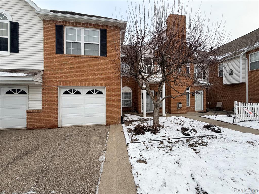 714 OLDE ENGLISH Circle, Unit 30, Howell, MI 48855 — Photo 2