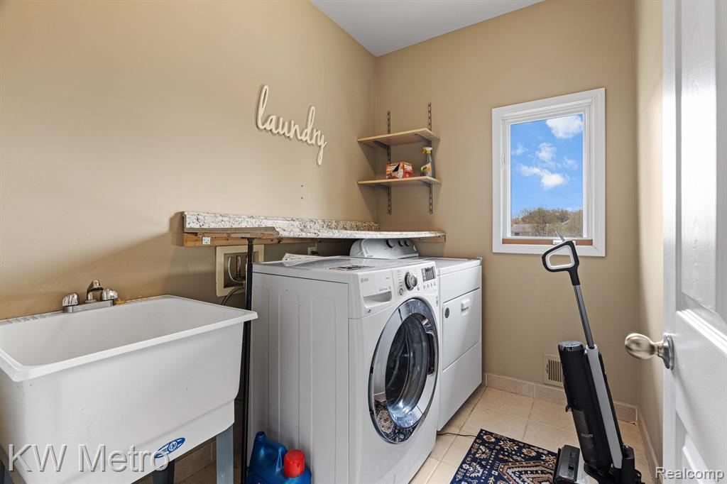 9025 HURON BLUFFS Drive, White Lake, MI — Photo 19