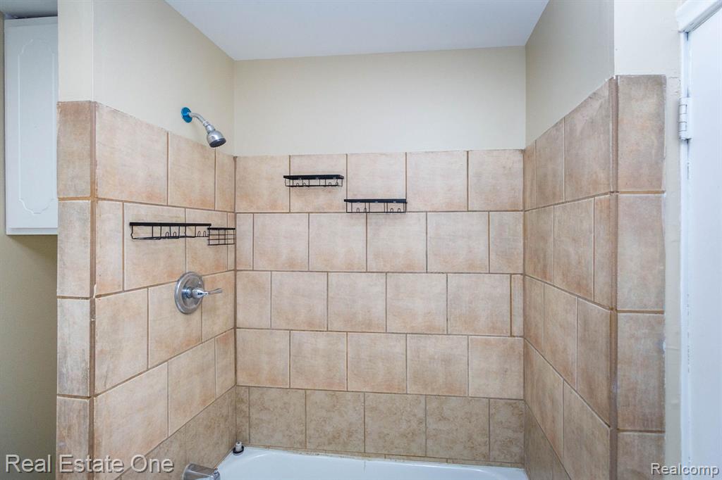 12568 Wilshire Drive, Detroit, MI 48213 — Photo 27