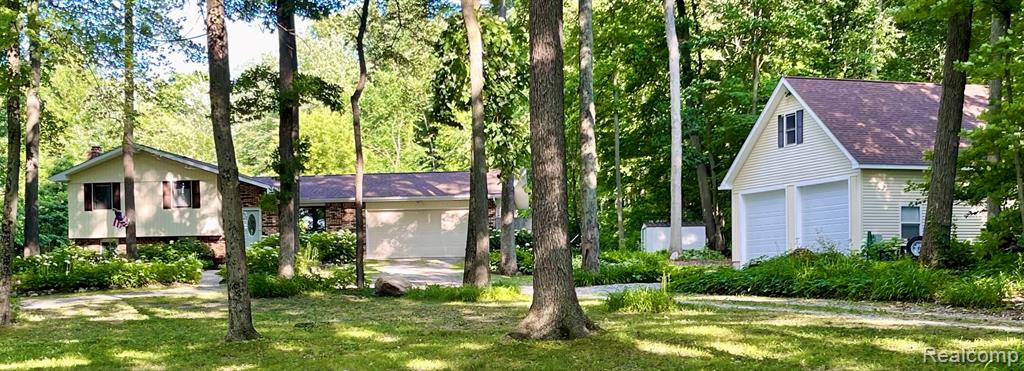 5500 Hartland Road, Fenton, MI 48430 — front exterior
