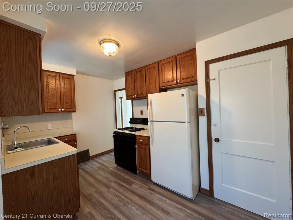 4208 Grindley Park Avenue, Dearborn Heights, MI 48125 — Photo 12