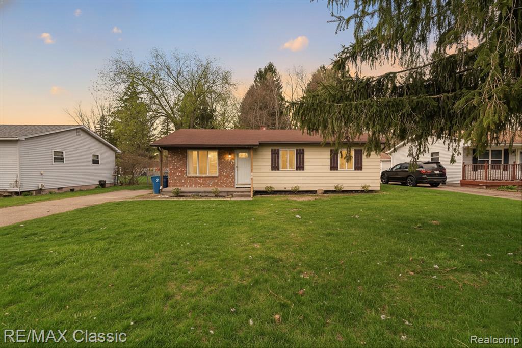 430 Sherwood Court, Holly, MI 48442 — front exterior