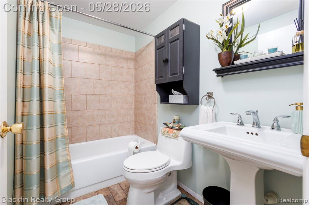 430 N Batchewana Street, Clawson, MI — Photo 23