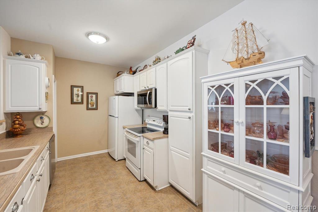 674 OLDE ENGLISH Circle, Howell, MI 48855 — Photo 9