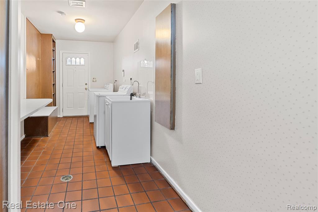 25574 Wilson Drive, Dearborn Heights, MI 48127 — Photo 33