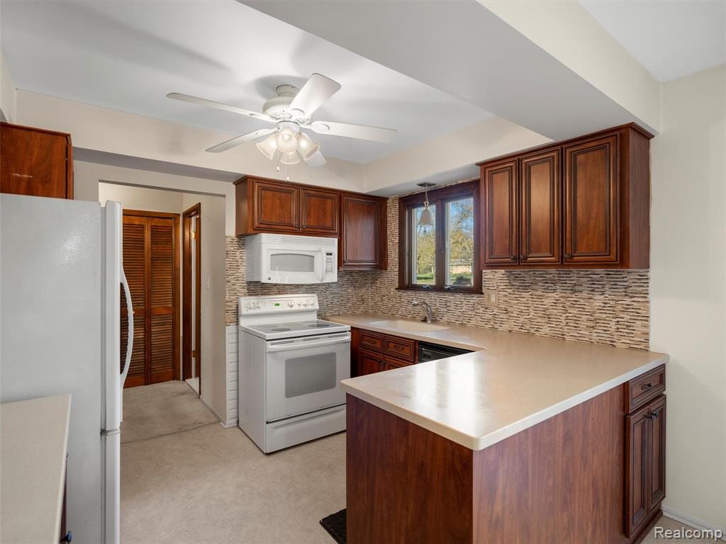 920 Grace Avenue, Rochester Hills, MI 48307 — Photo 17