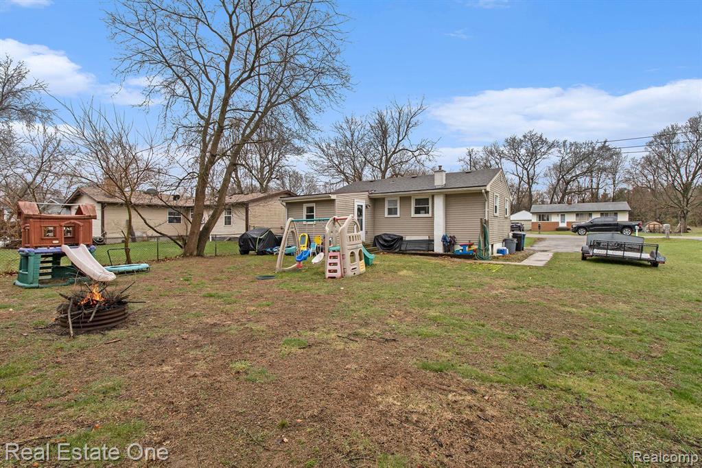 5686 LAKE GROVE Drive, White Lake, MI 48383 — Photo 13