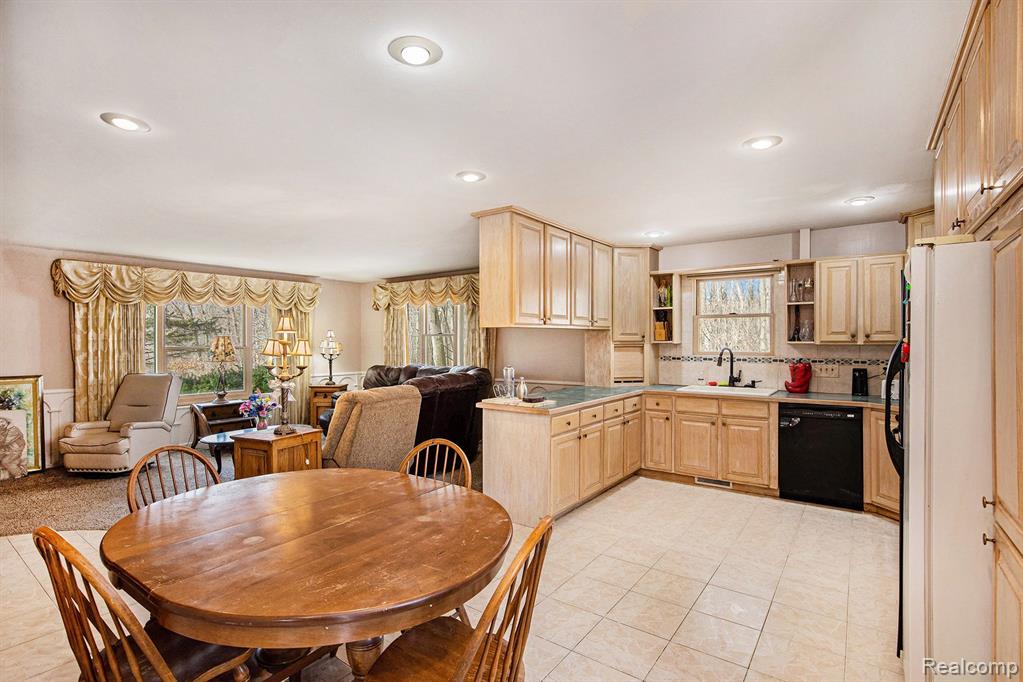 6126 N BELSAY Road, Flint, MI 48506 — Photo 5