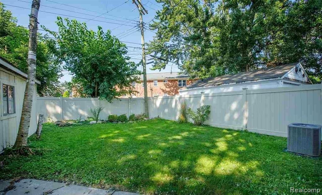 907 UNIVERSITY PL, Grosse Pointe, MI 48230 — Photo 36