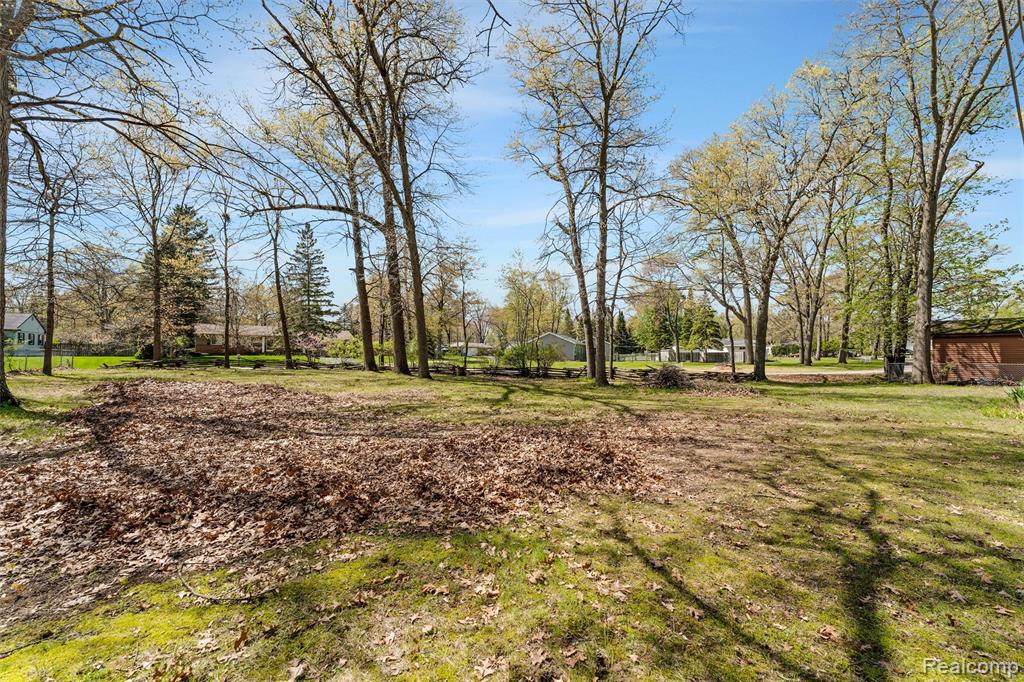 5711 Crescent Road, Waterford, MI 48327 — Photo 7