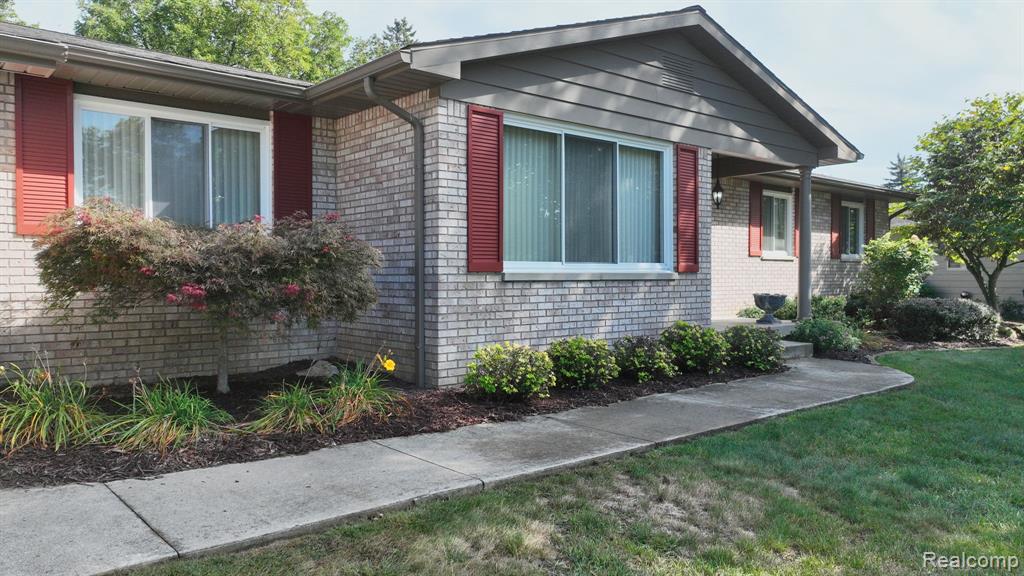 5204 Applewood Drive, Flushing, MI 48433 — Photo 8