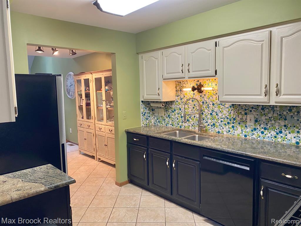 16226 PINE RIDGE Drive, Fraser, MI 48026 — Photo 18