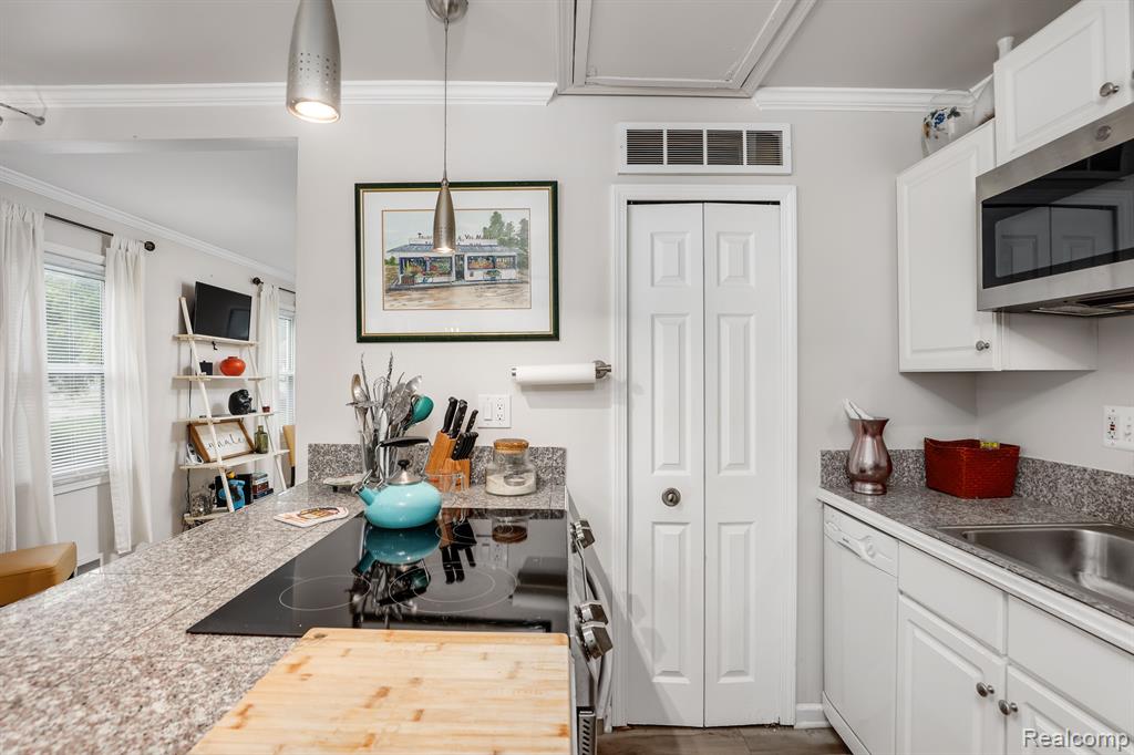626 E Windemere Avenue, Royal Oak, MI 48073 — Photo 10