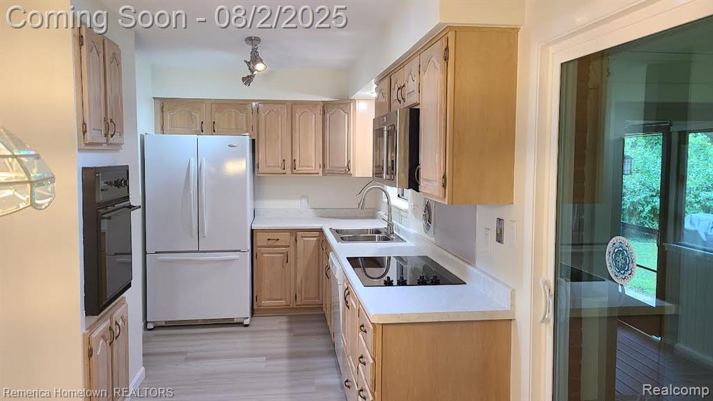 8736 Ringwood Drive, Commerce Twp, MI 48382 — Photo 7