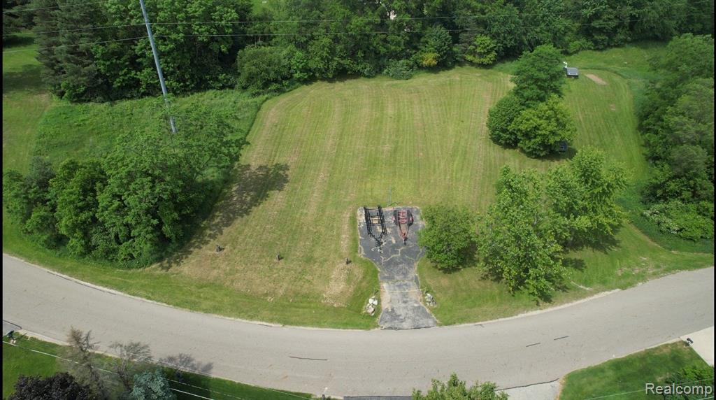 7447 Driftwood Drive, Fenton, MI 48430 — Photo 2