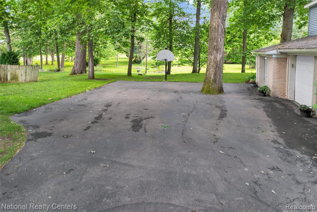 1521 Thread Valley, Holly, MI 48442 — Photo 6