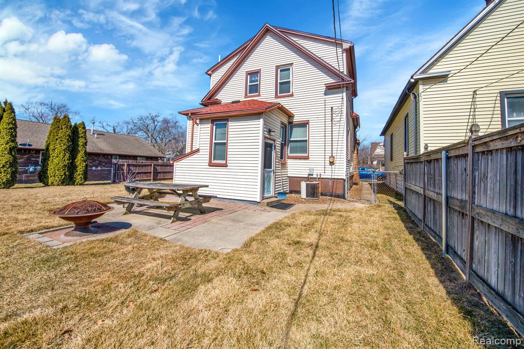 555 CHESTNUT Street, Wyandotte, MI 48192 — Photo 11